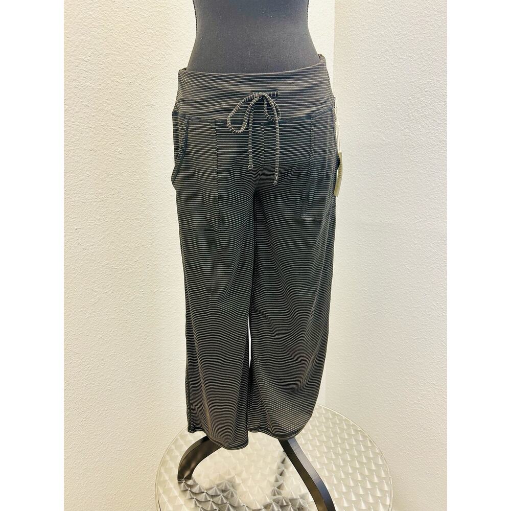 Women’s Black Cropped Lounge Pants
